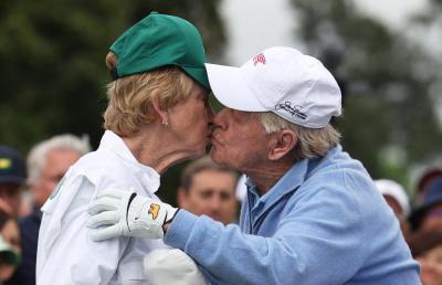 Jack Nicklaus kisses wife Barbara at The Masters