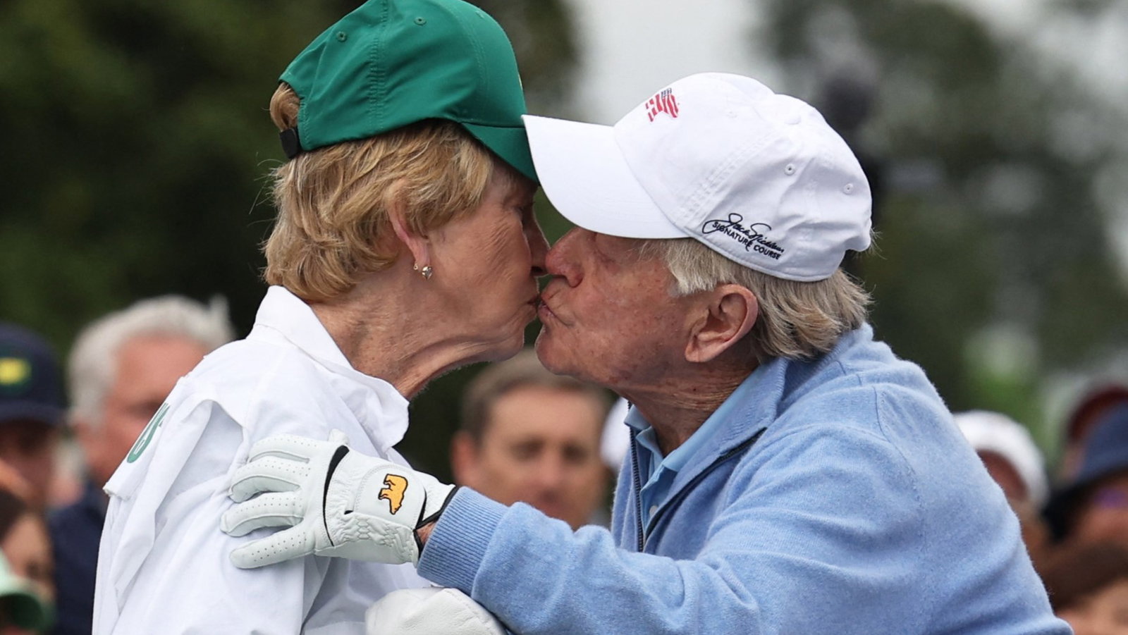Jack Nicklaus kisses wife Barbara at The Masters
