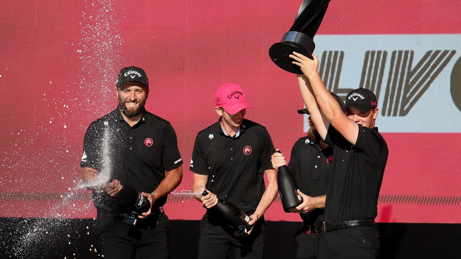 Tom McKibbin (centre)