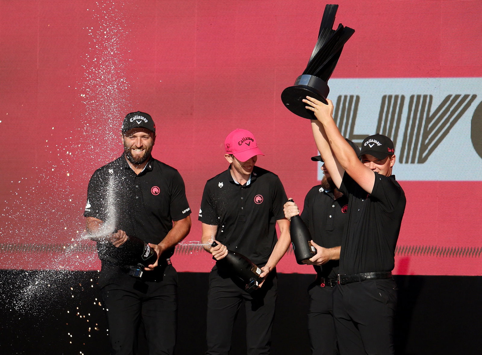 Tom McKibbin (centre)