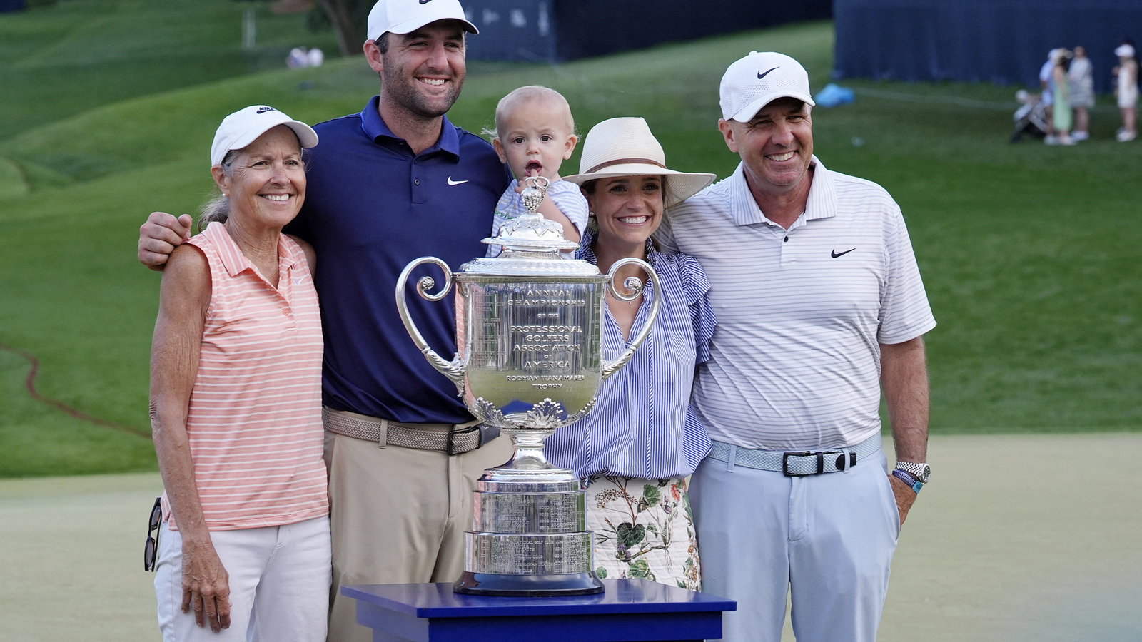 Scheffler celebrates with his family 