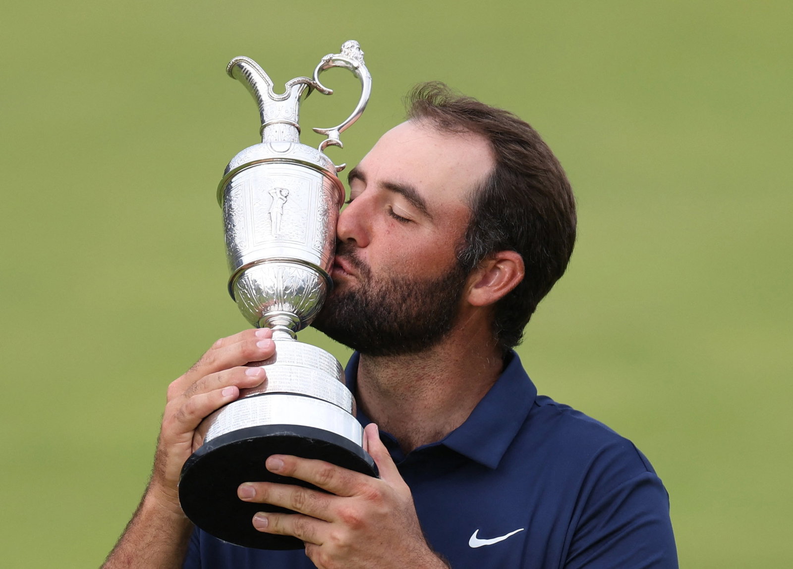 Scottie Scheffler kisses the famous Claret Jug