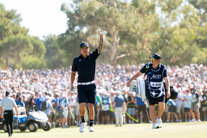 Anthony Kim on the 18th hole at The Grange