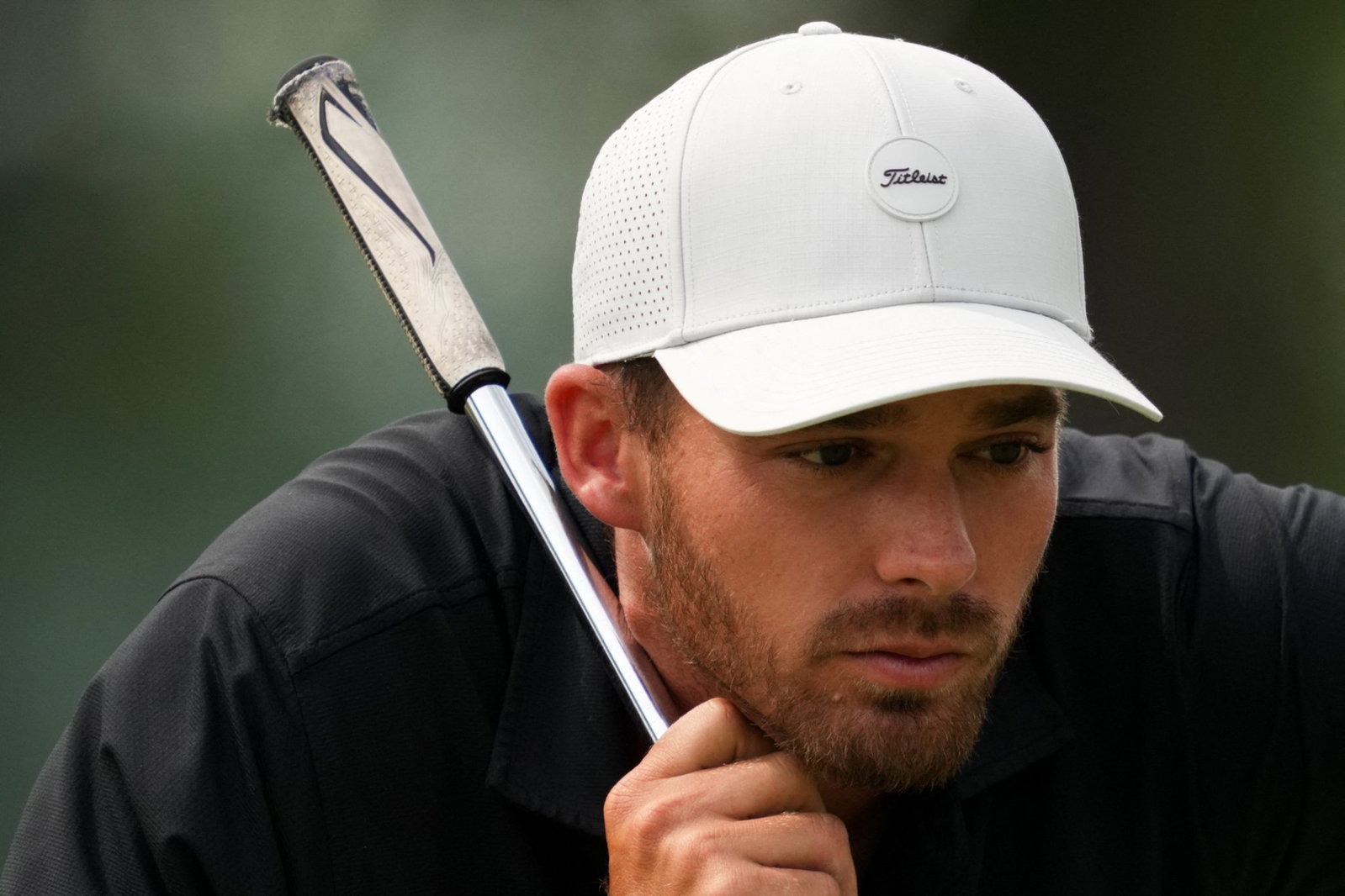 Aaron Wise lining up a putt