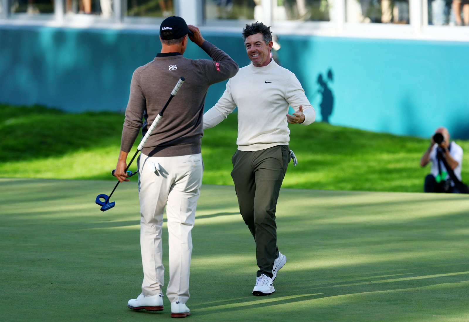 Rory McIlroy and Adam Scott on the 18th green