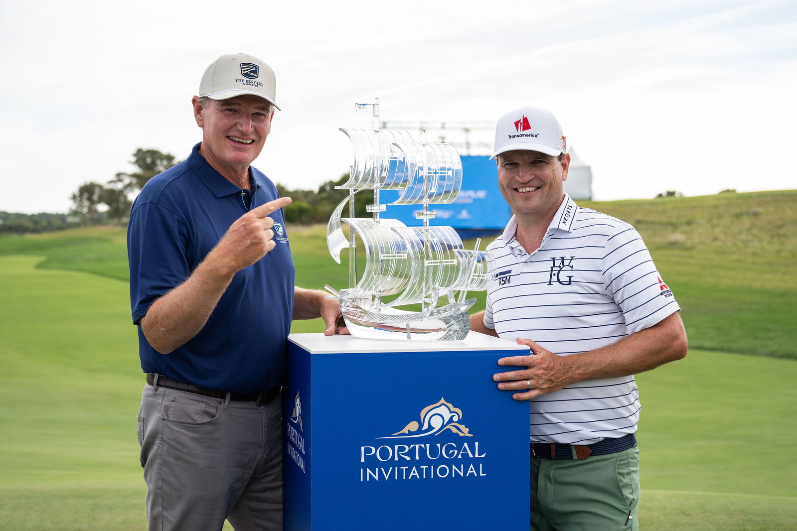 Els presents the trophy to Johnson