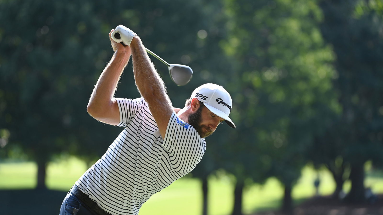 Dustin Johnson HITS VOLUNTEER in the back as he climbs Saudi leaderboard