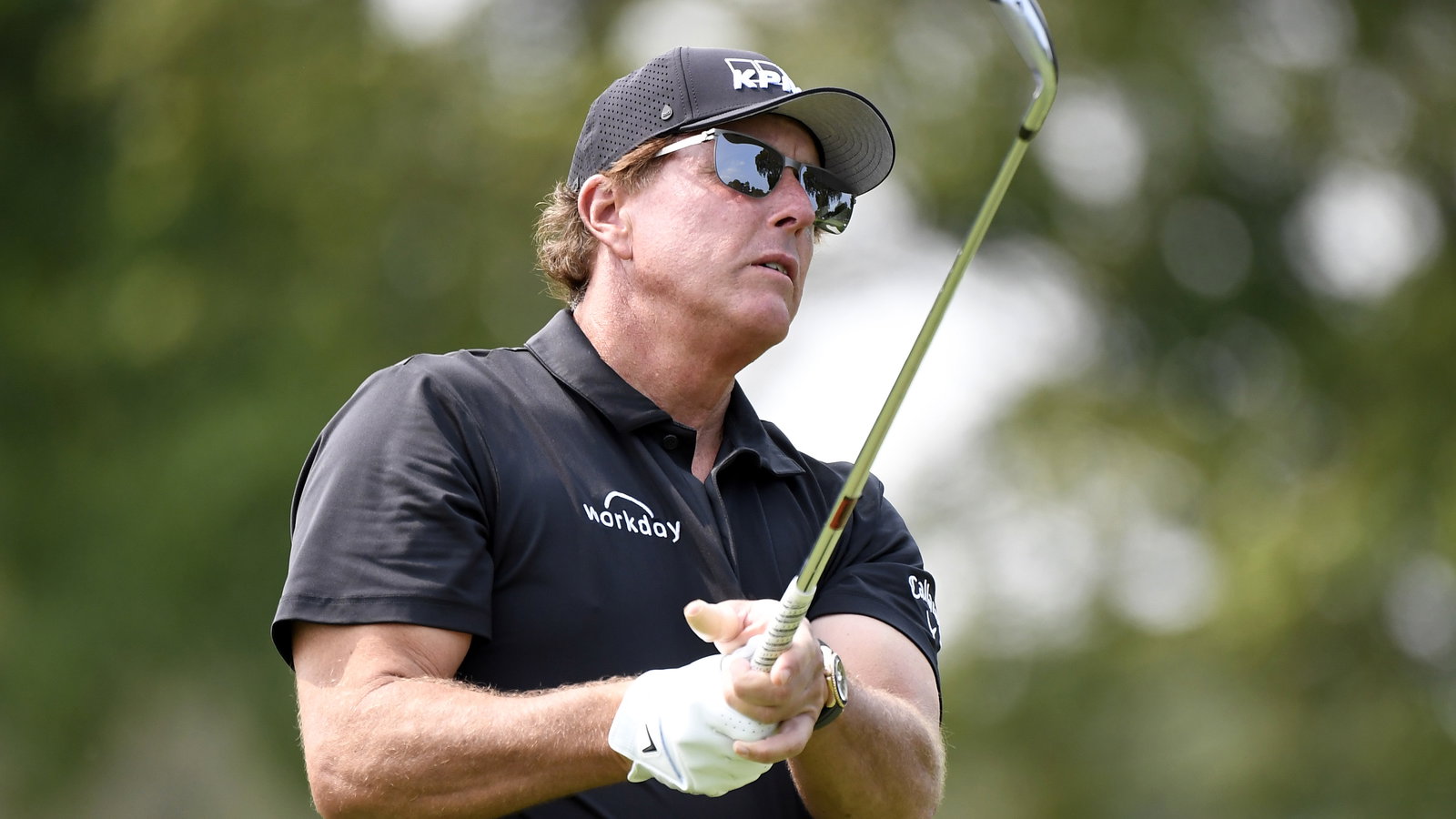 Golfer calls out Phil Mickelson with INSANE flop shot video