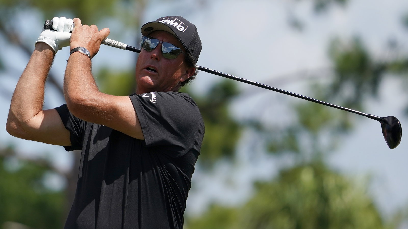 Phil Mickelson rolls back the years to lead at the Wells Fargo Championship