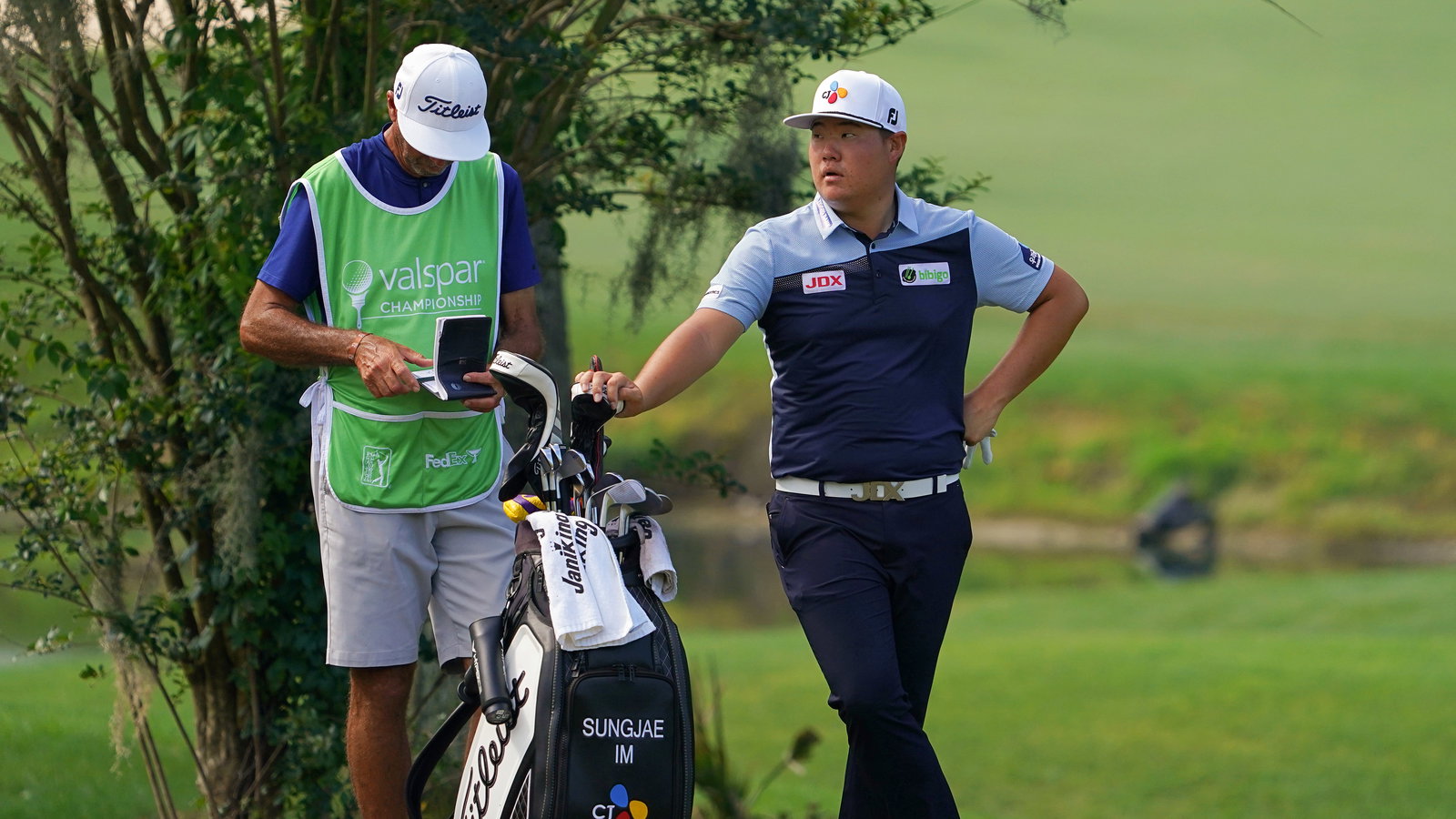 Golf caddies UNSURE about rangefinders at US PGA Championship