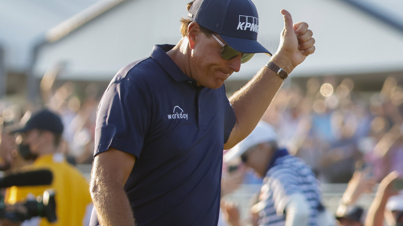 Golf fans react as Phil Mickelson OFFERS his US Open EXEMPTION to Rickie Fowler