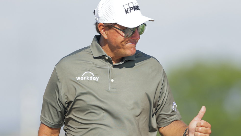 Phil Mickelson hits AMAZING FLOP SHOT in third round of Charles Schwab Cup