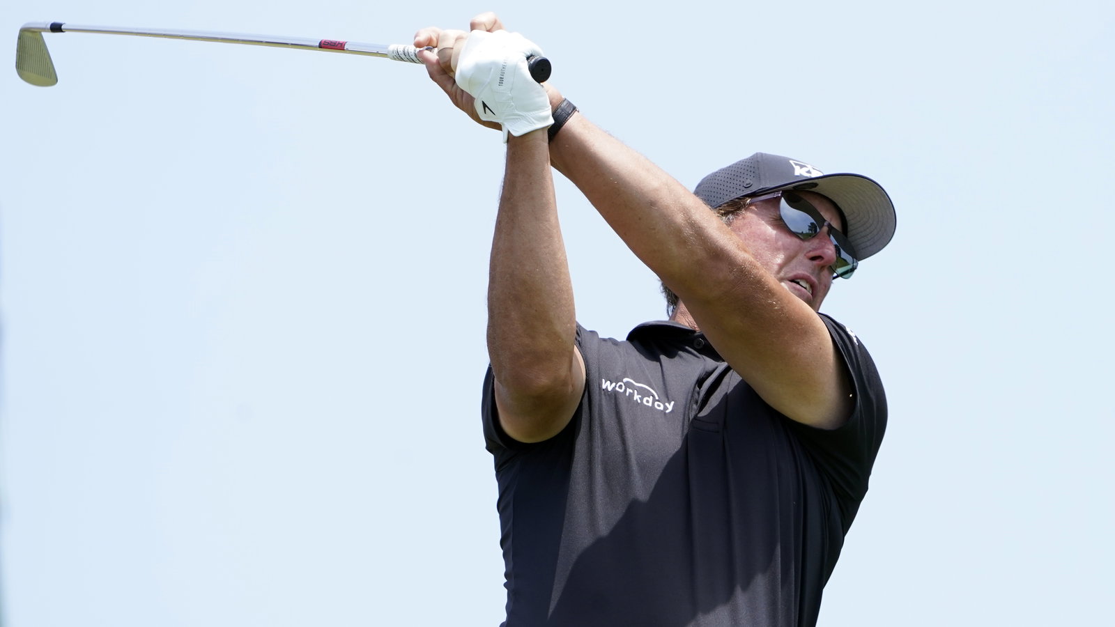 Phil Mickelson UNHAPPY with golf fans during first round of US Open