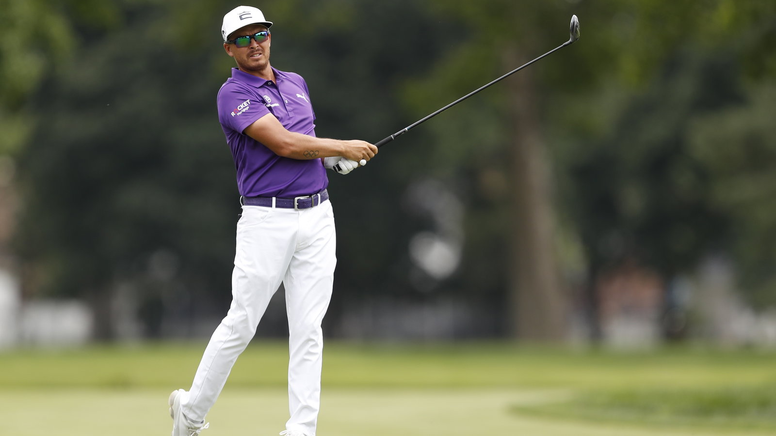Rickie Fowler FLUKES A SHOT to reach par-5 at Rocket Mortgage Classic