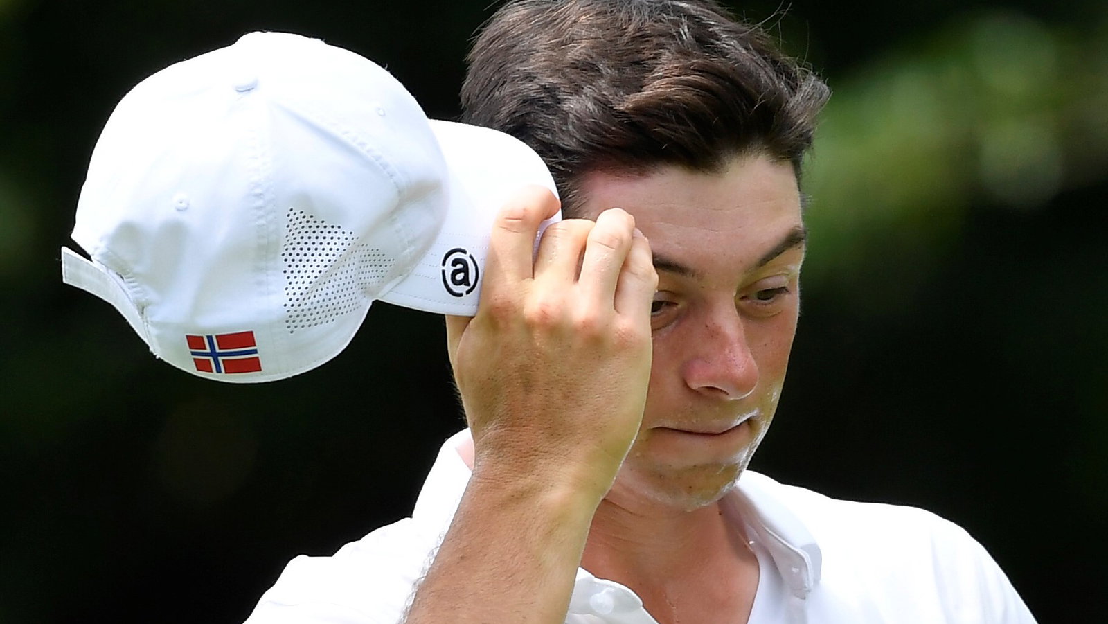 WATCH: Viktor Hovland BREAKS his putter and has to putt with his WEDGE!