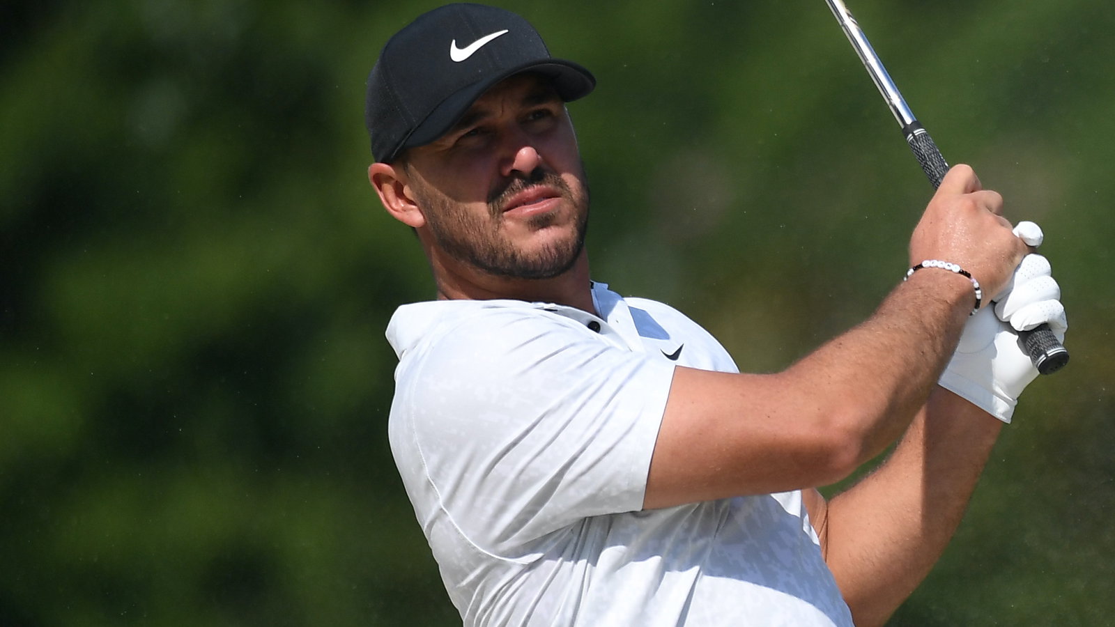 Brooks Koepka rips LEFT-HANDED DRIVE off Michelob Ultra beer bottle