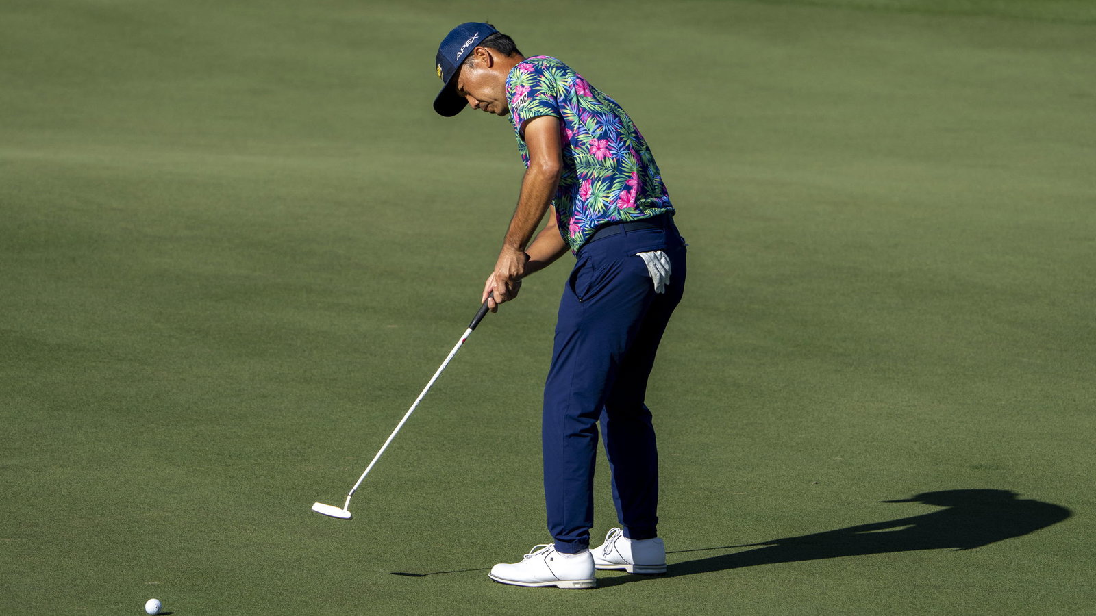 WATCH: Kevin Na's customary early walk-in goes BADLY WRONG on the PGA Tour