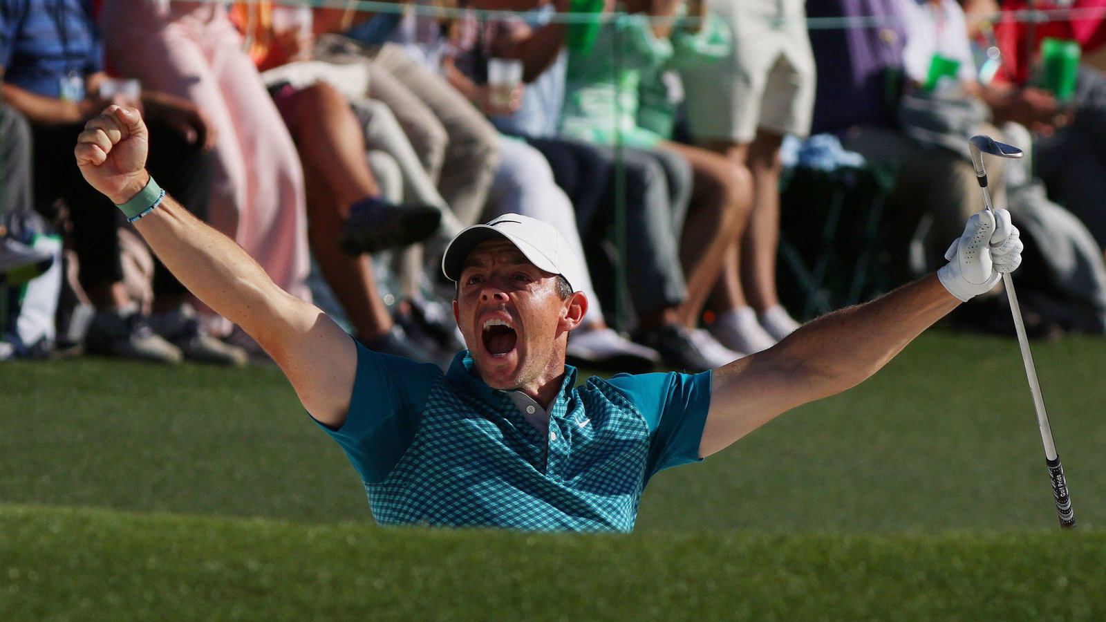 Rory McIlroy holes UNBELIEVABLE bunker shot at 18 to shoot 64 at The Masters