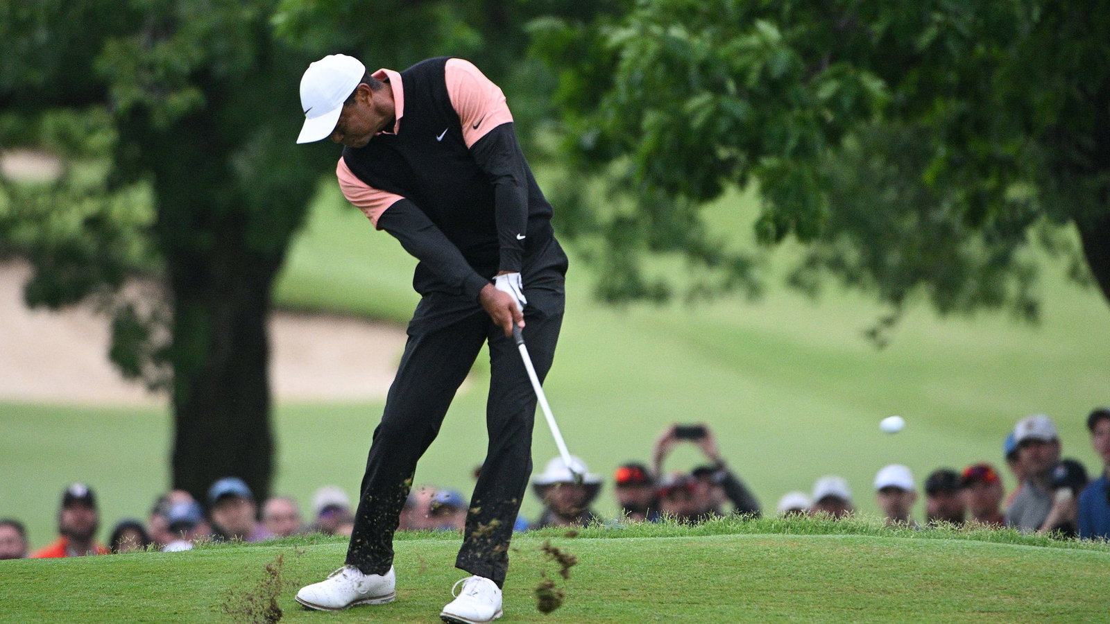 Golf fans react to photo of Tiger Woods' injured right leg...