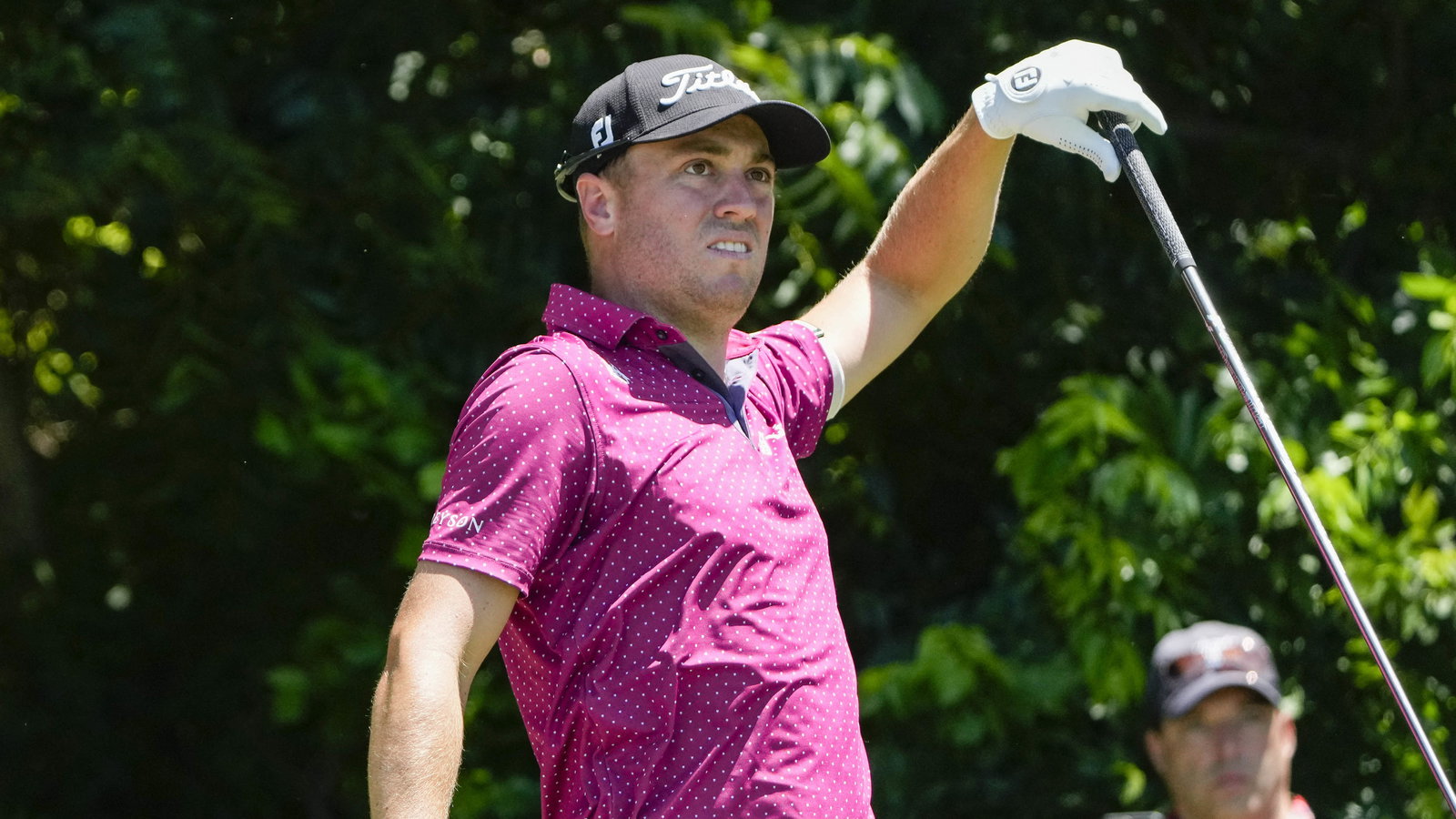 Justin Thomas nearly hits drive OVER FENCE but makes par in Charles Schwab R1