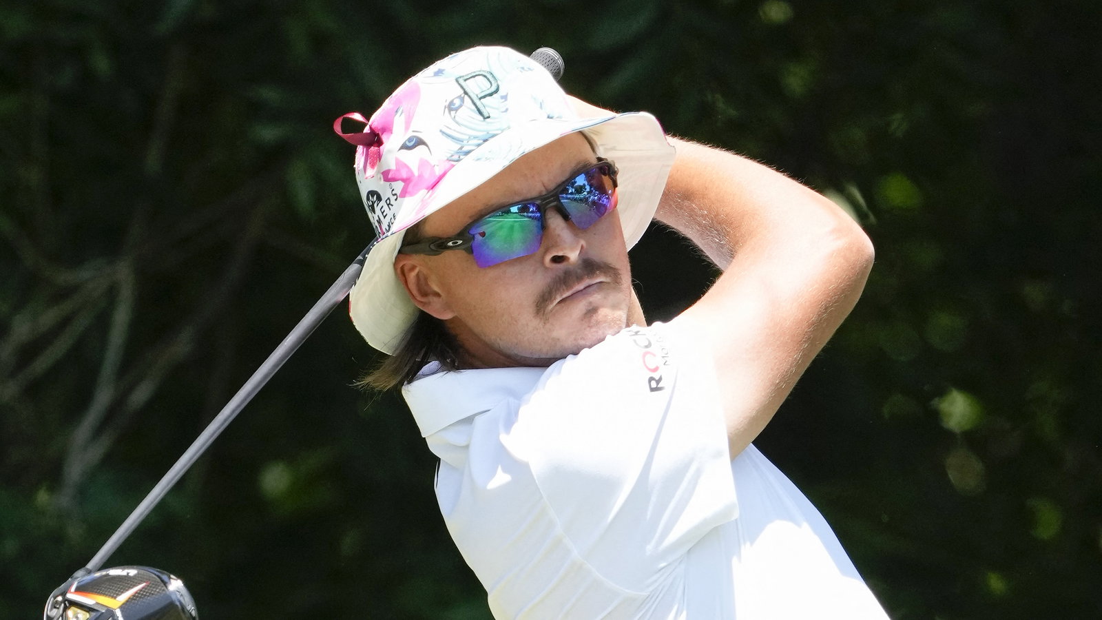 Rickie Fowler rallies to make cut on PGA Tour in new bucket hat