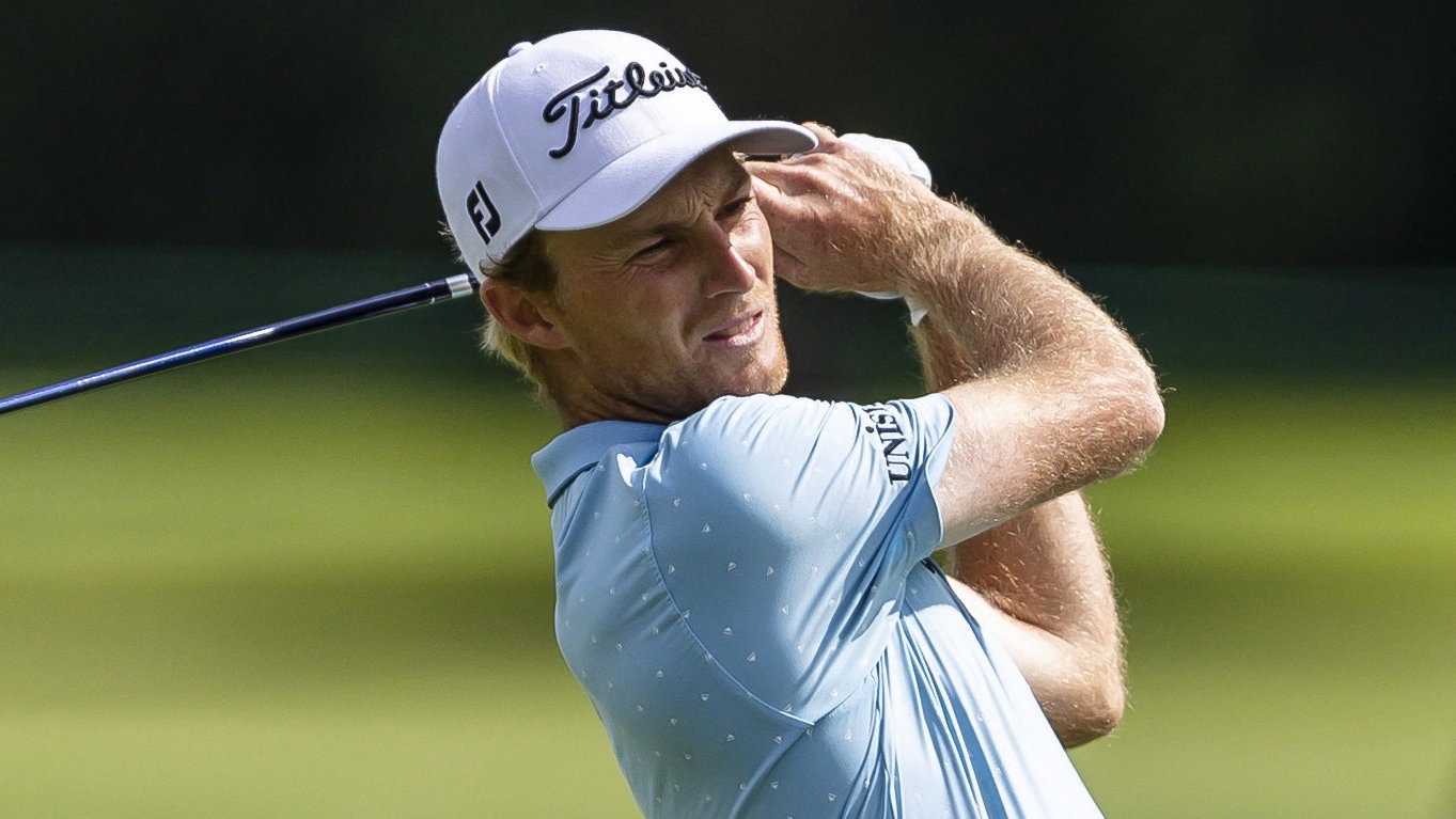 Will Zalatoris takes sneak peek of Scottie Scheffler's bag at BMW Championship