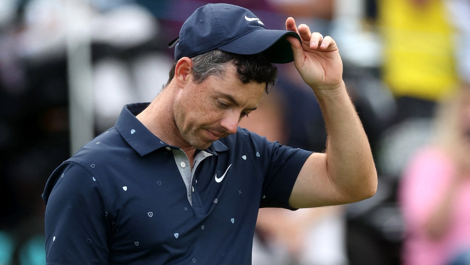 Rory McIlroy holes out for AMAZING EAGLE in Italian Open round one