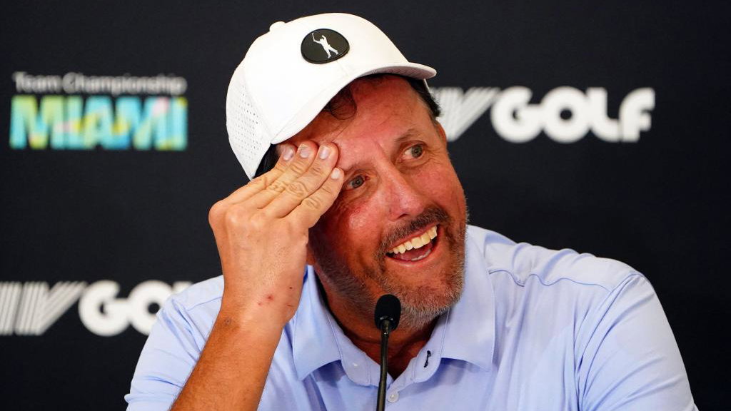 Phil Mickelson tweets Rory McIlroy after taking lead at Dubai Desert Classic