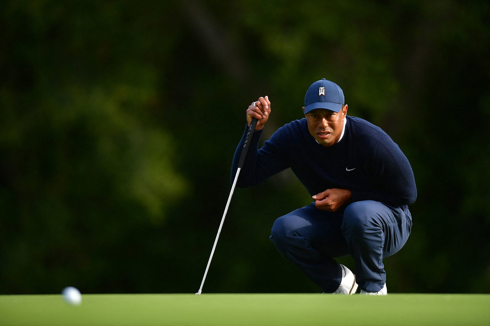 Watch Tiger Woods PUTT his ball into a bunker from 71 feet!