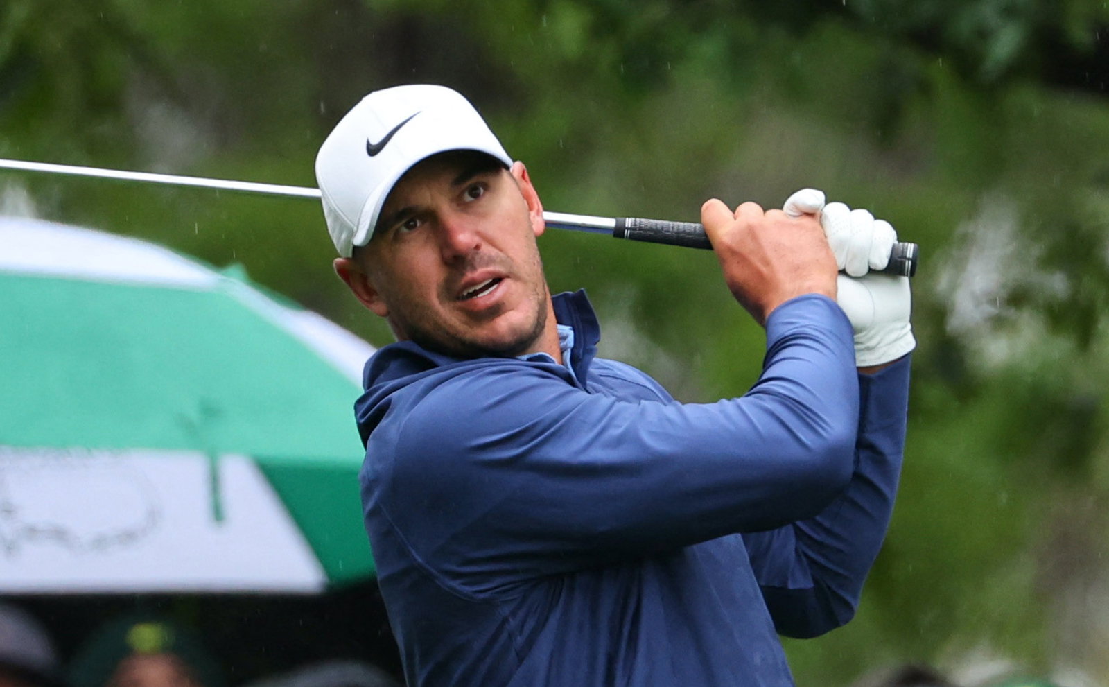 Caddie caught peeing in the azaleas as Tiger Woods walked past at The Masters