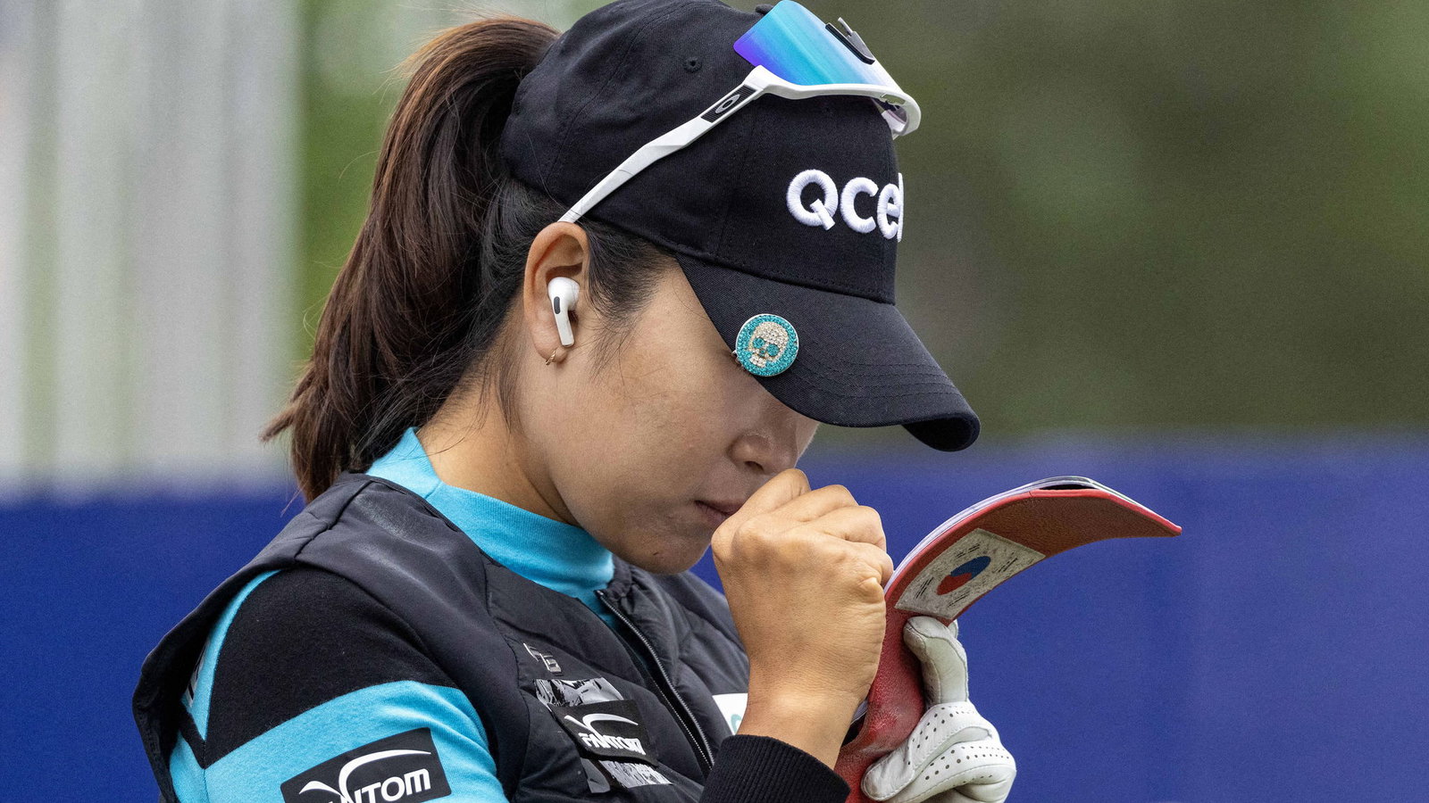 Watch this LPGA Tour pro (in contention) hit a brutal shank on 72nd hole!
