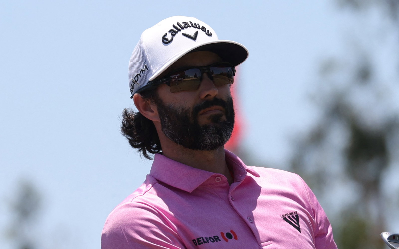 Si Woo Kim ends up on the GROUND after Keith Mitchell's errant shot at US Open!
