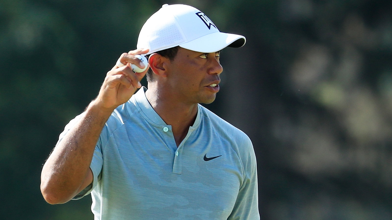 Tiger brings back old putter, shoots 62 to tie BMW lead with Rory