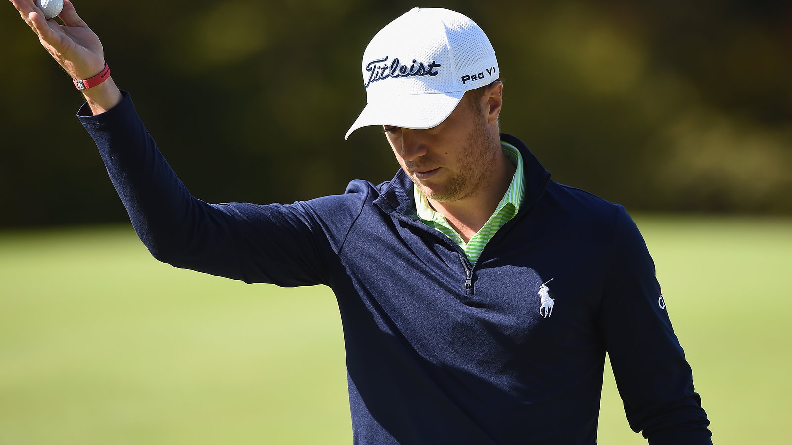 justin thomas chips ball into cup from 3 feet on the green