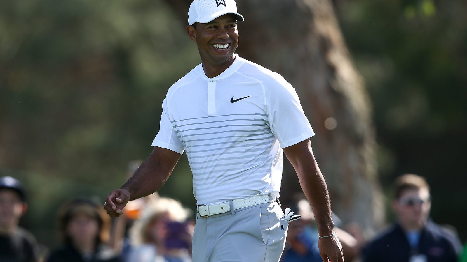 Tiger Woods laughs at himself after shockingly bad tee shot! 