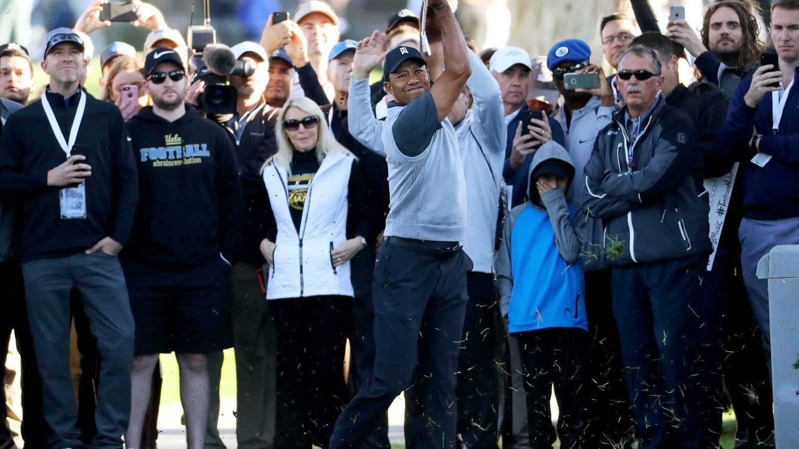 Social media goes crazy after seeing vintage Tiger Woods swings at Riviera