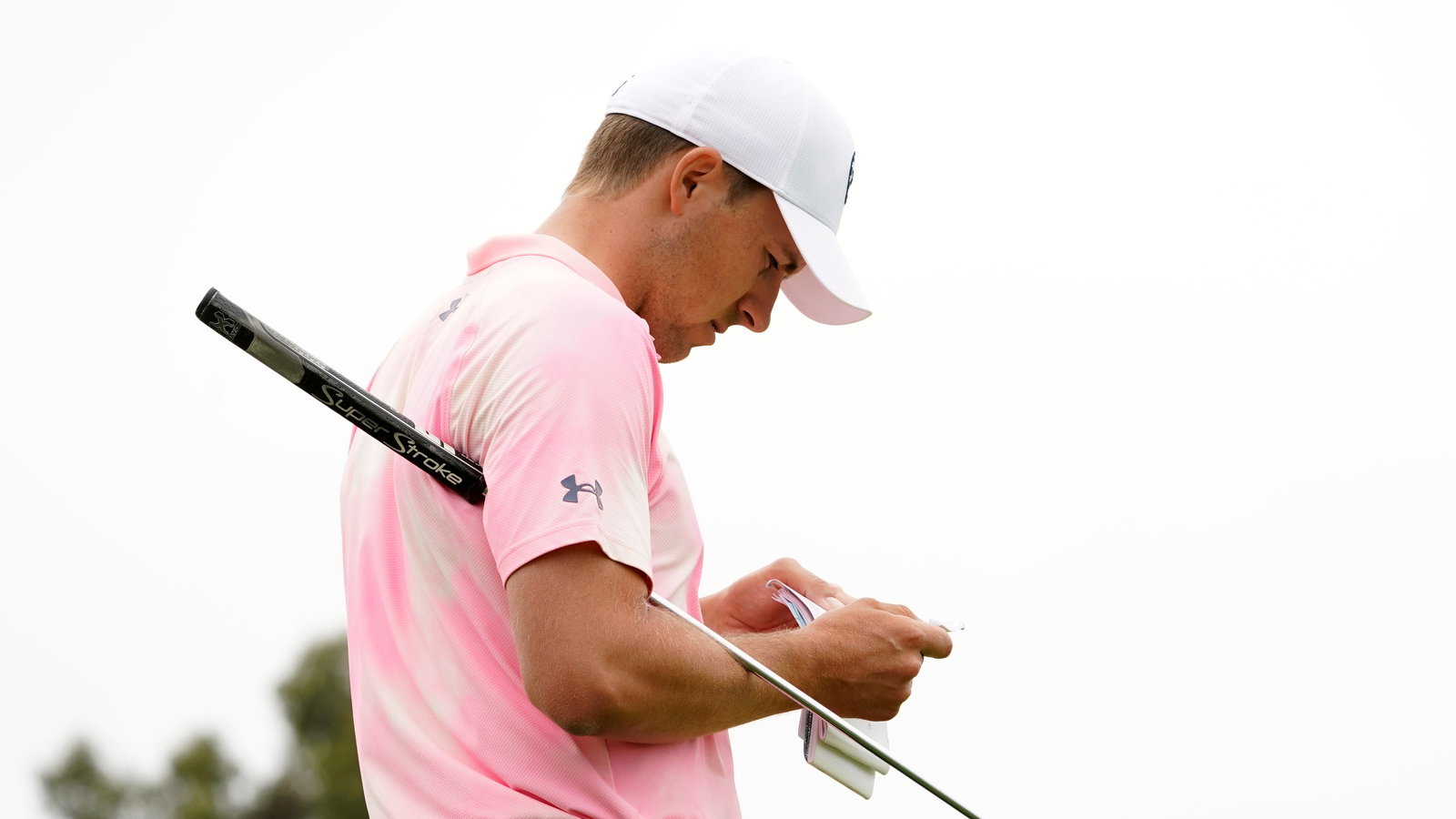 OUTRAGE: Jordan Spieth TAKES HUGE CHUNKS out the turf on range at US Open!