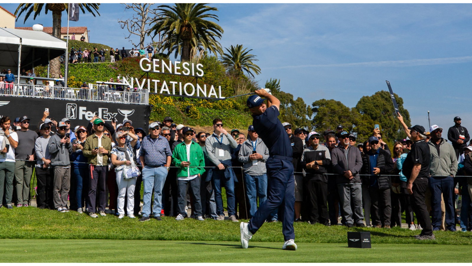 No, Tiger Woods and Gary Woodland weren't cheating at Riviera