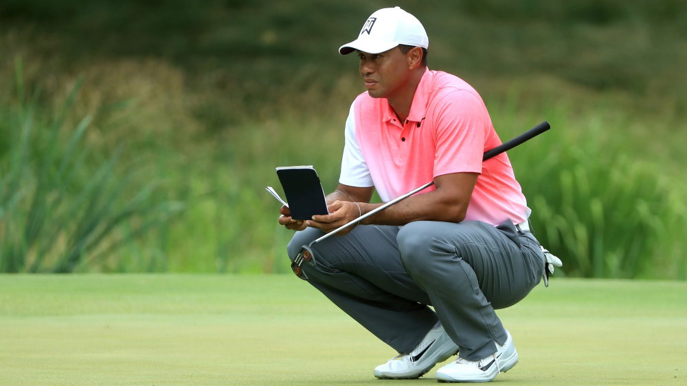 Tiger Woods puts new mallet in play, struggles continue on greens