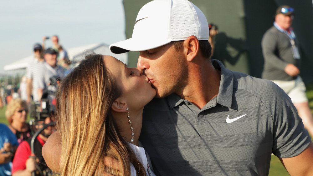 WATCH: Brooks Koepka finally gives Jena Sims her pre-round major kiss!