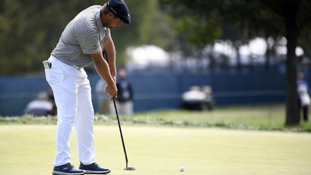 Golf fans react as Gary Evans CRITICISES authorities over putter anchoring 