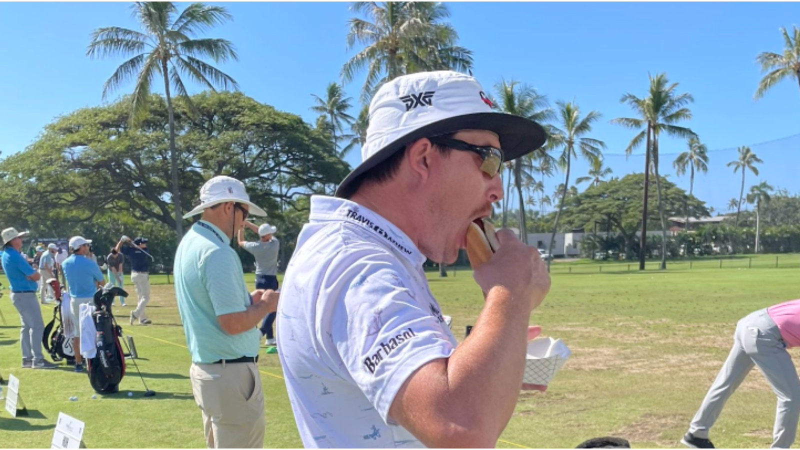 Joel Dahmen asks caddie for a HOT DOG moments before teeing off