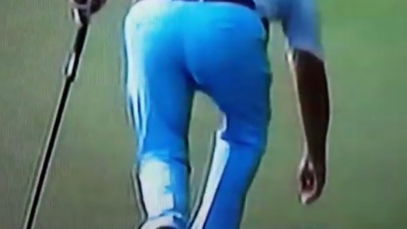 jason dufner splits his pants as he picks ball out of hole