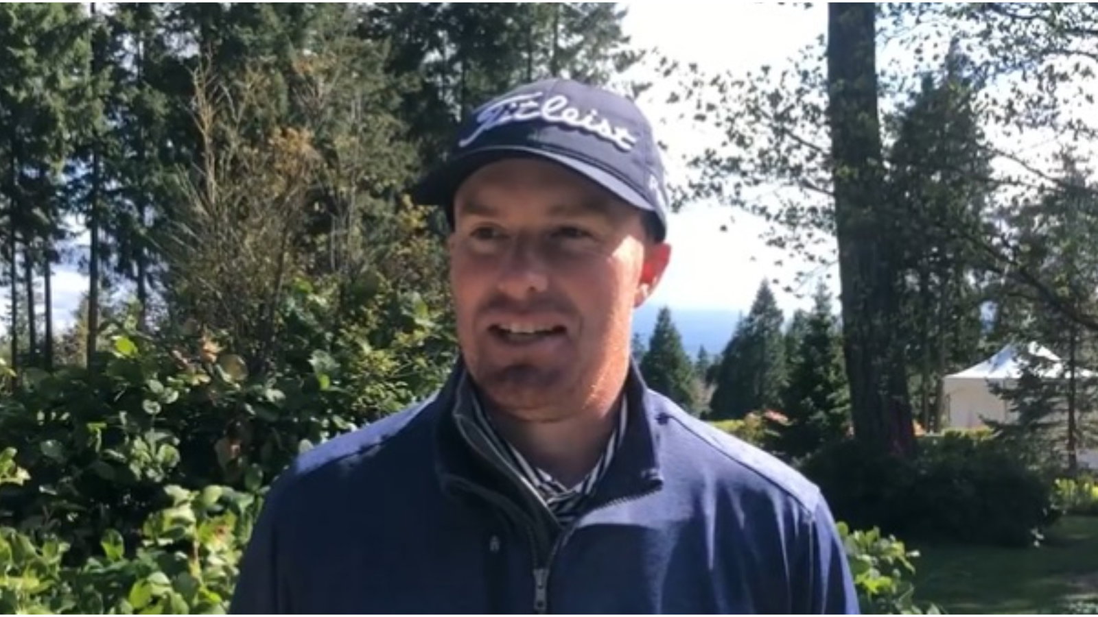 Pro golfer overcomes airline losing his clubs and contact lenses