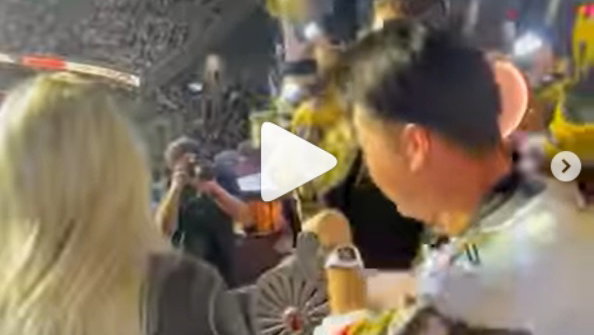 Golf fans react as Kevin Na RINGS THE SIREN at Vegas Golden Knights hockey game