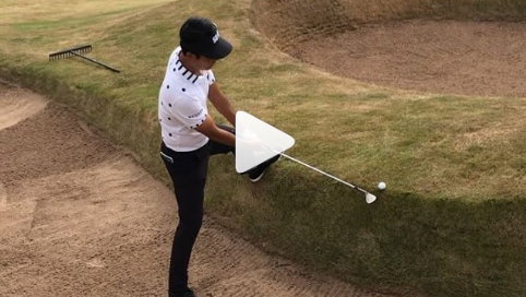 Kevin Na pulls off outrageous backwards flop shot at Open