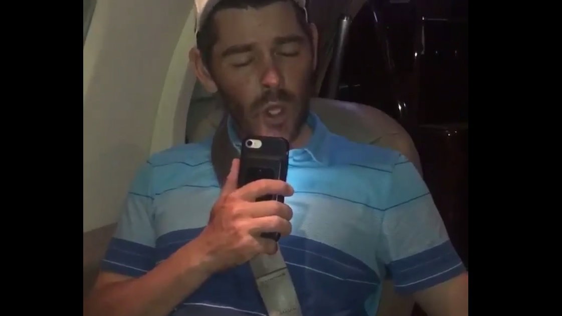 louis oosthuizen does hilarious mime of rise up after completing career grand slam of seconds