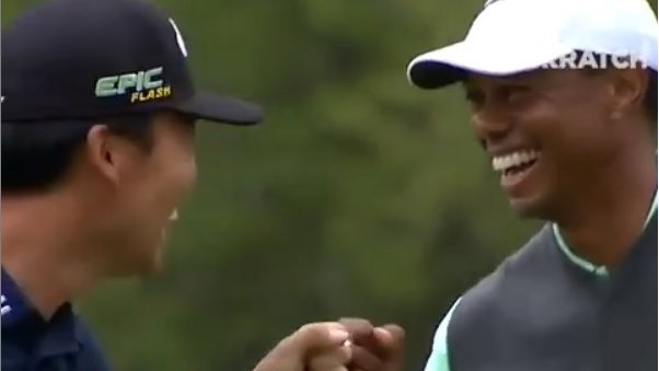 Tiger Woods and Kevin Na both run in their putts at 17 