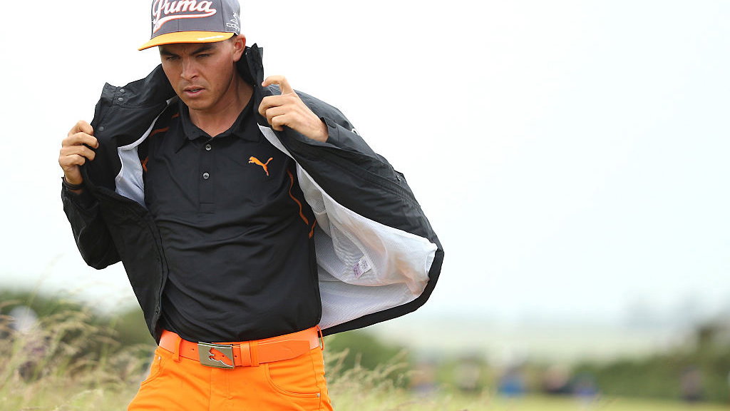 8 best tips to play golf in the wind and rain