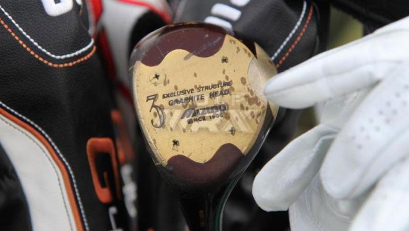 Right-handed PGA Tour pro sticks left-handed wood in his bag! 